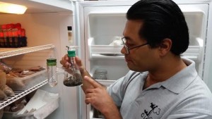 l químico del CICA, Juan Salvador Chin, muestra uno de los sistemas usados en el laboratorio para facilitar la degradación de los pesticidas. Foto: Pablo Mora / Rectoría.